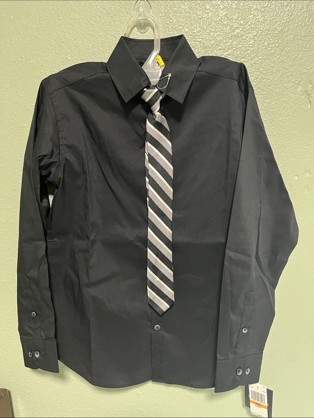 Boys Van Heusen Black Button-Down Dress Shirt with  Striped Tie Size 8
